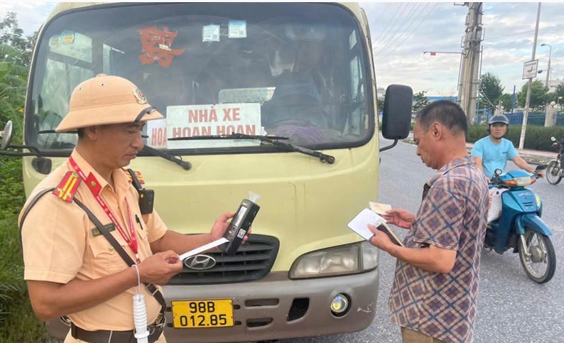 m.79king 32: TRIỂN KHAI THÁNG CAO ĐIỂM BẢO ĐẢM TRẬT TỰ AN TOÀN GIAO THÔNG