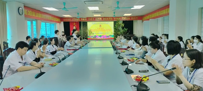 LÃNH ĐẠO CÔNG ĐOÀN PHƯỜNG VÕ CƯỜNG  CHÚC TẾT  VÀ TẶNG QUÀ CÁ ĐOÀN VIÊN 79 king 12 HOÀN CẢNH KHÓ KHĂN
