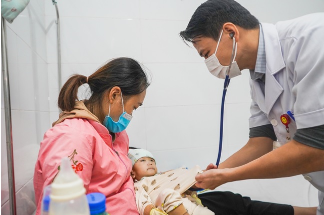 TRẺ MẮC CÚM A TĂNG CAO CHA MẸ LÀM GÌ ĐỀ PHÒNG BIẾN CHỨNG NGUY HIỂM