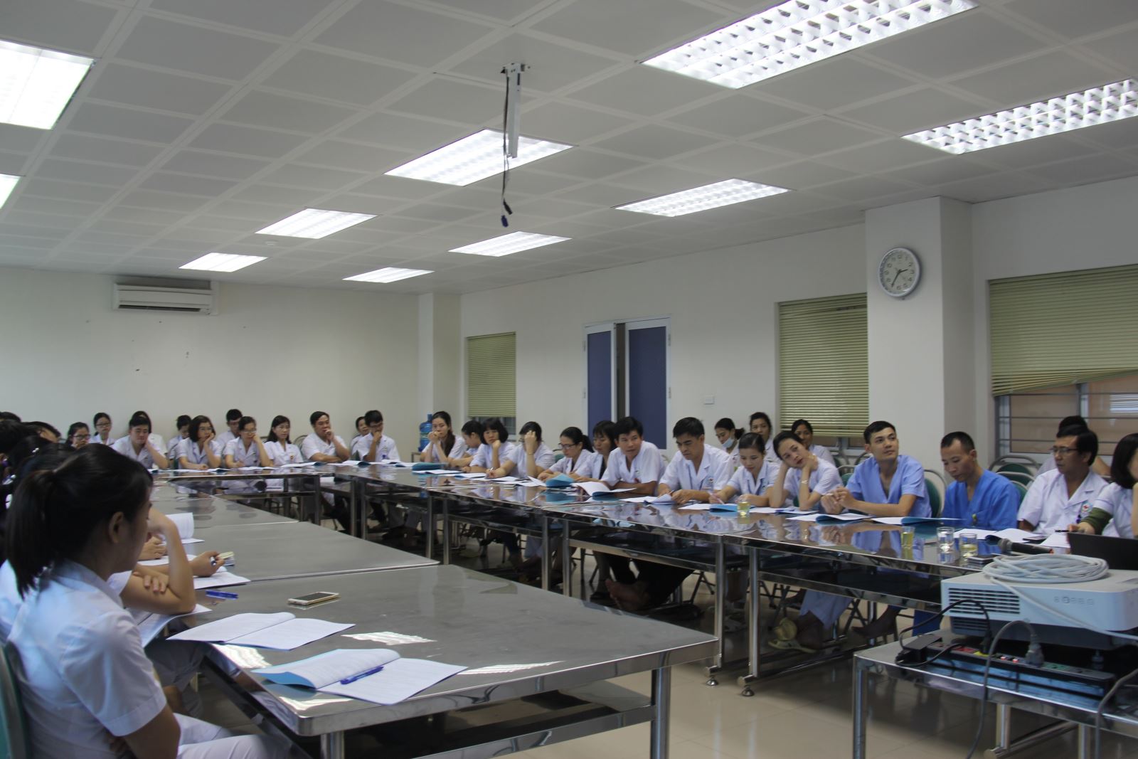 cán bộ y tê tham gia lớp học đào tạo