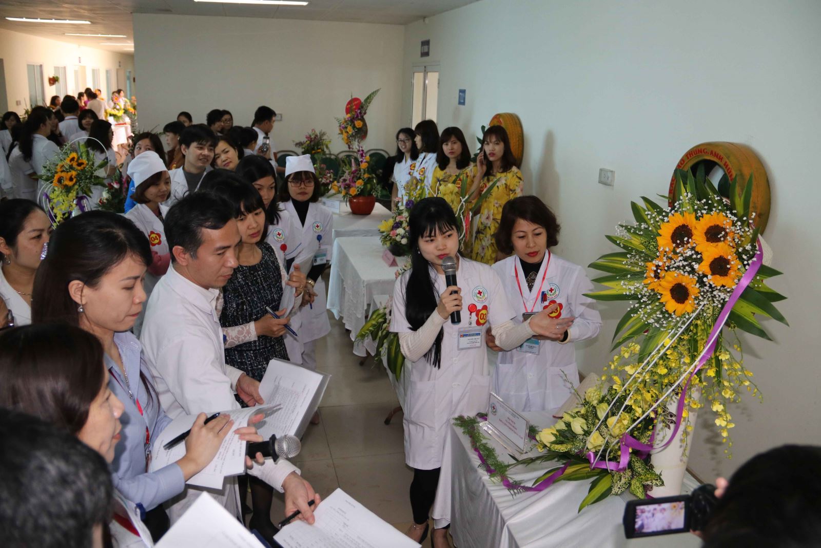 Khoa 79 king 78 thuyết trình về tác phẩm  cắm hoa nghệ thuật