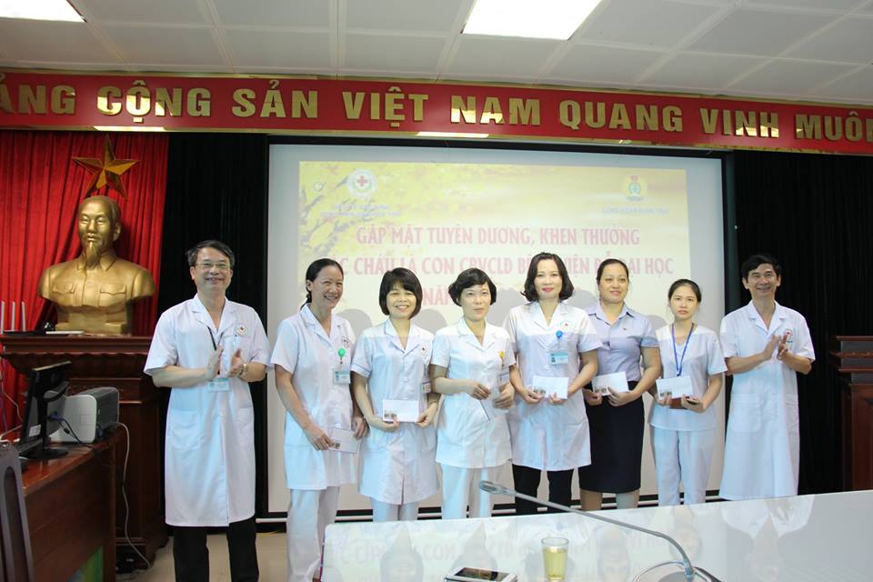 Đ/c Hạ Bá Chân –  Bí thư Đảng ủy - Giám đốc bệnh viện, đ/c Nguyễn Xuân Thủy   Phó giám đốc - Chủ tịch 79king12 bệnh viện trao thưởng cho các   phụ huynh có con đỗ Đại học năm 2018-2019