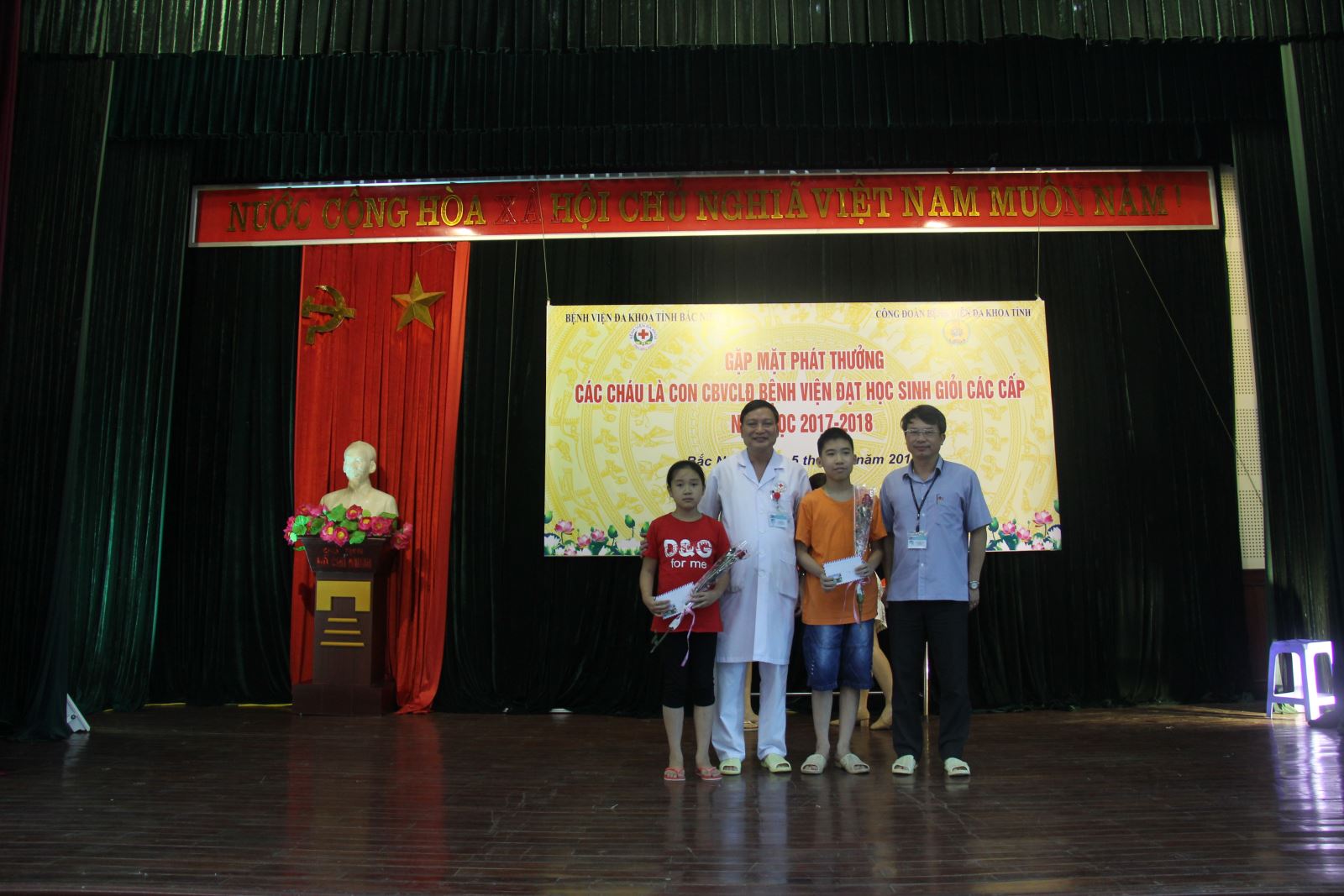 Đ/c Nguyễn Xuân Thủy – Phó Giám đốc, Chủ tịch 79king12 bệnh viện đ/c Vũ Văn Long – Phó giám đốc trao thưởng cho các cháu đạt danh hiệu học sinh cấp tỉnh năm học 2017-2018