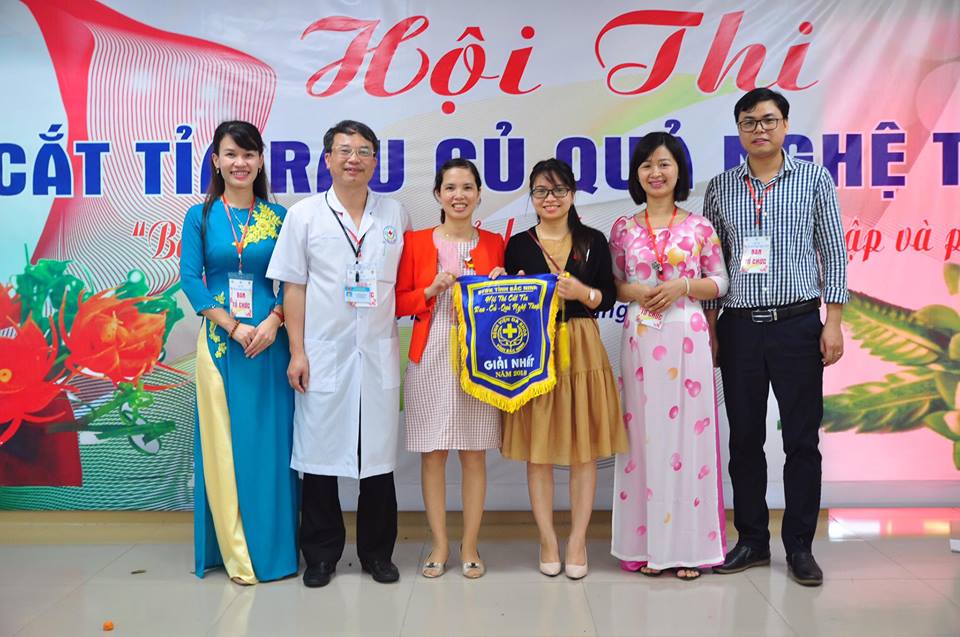 Ban tổ chức trao giải nhất cho đội khoa 79king12