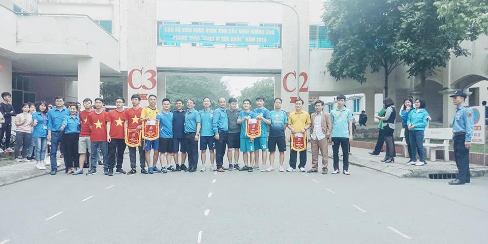 Ban tổ chức trao giải thưởng cho các đội chạy tiếp sức nam