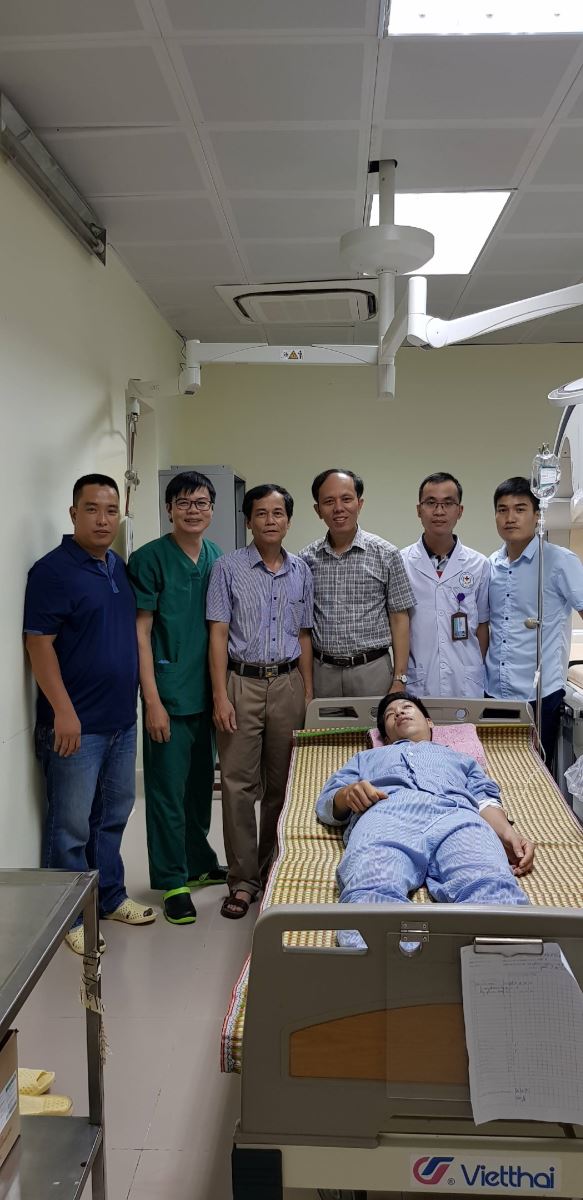 Ekip can thiệp cùng chúc mừng bệnh nhân can thiệp thành công