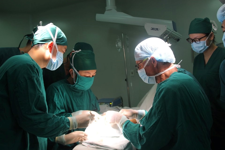 Bác sĩ Hiệp hội PT –CTCH Hoa Kỳ phẫu thuật cho bệnh nhân