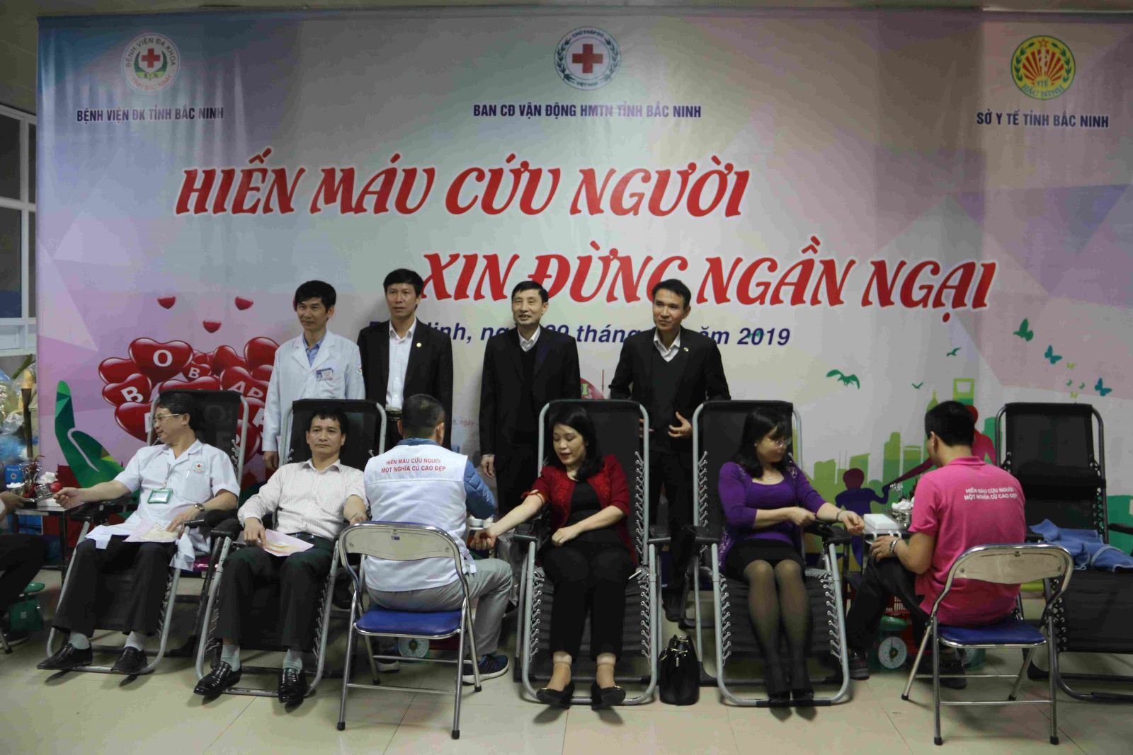 Cán bộ y tế tích cực tham gia hiến máu nhân đạo năm 2019