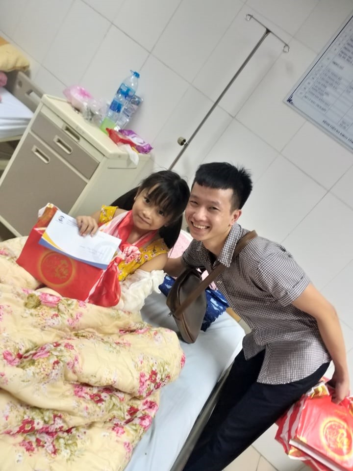 Nhân viên Công ty Cát Tường tặng quà cho bệnh nhi đang điều trị tại BV